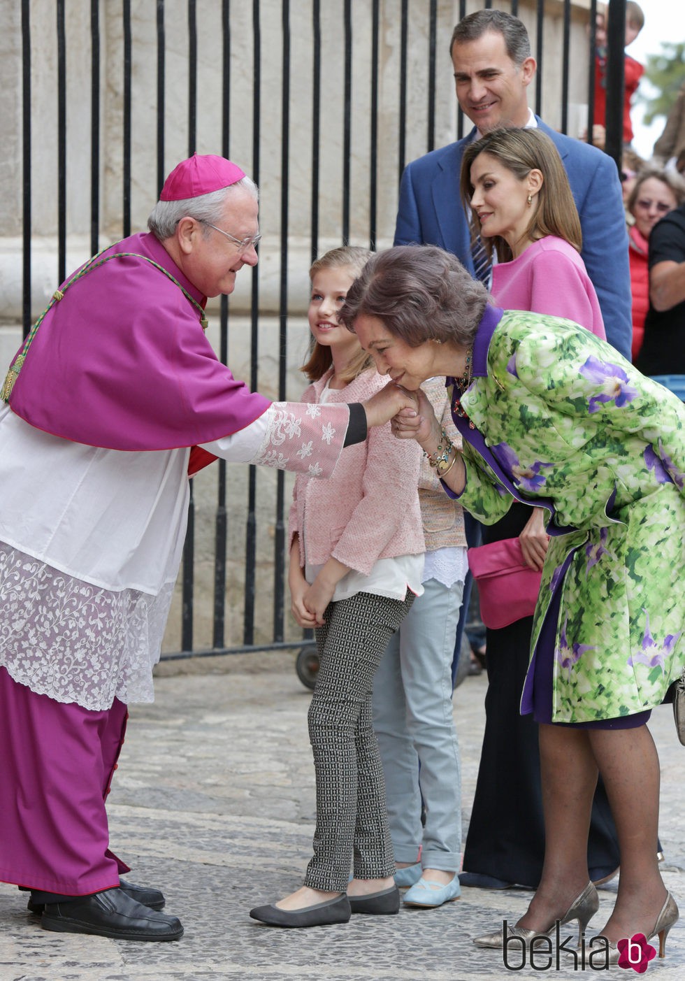 La Reina Sofía saludando al obispo de Mallorca en la Misa de Pascua 2016
