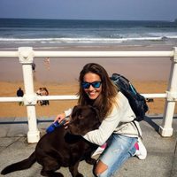 Lara Álvarez, muy sonriente al lado de su perro Chocolate