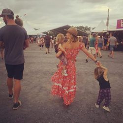 Elsa Pataky y Chris Hemsworth con sus hijos en el Byron Bay Bluesfest