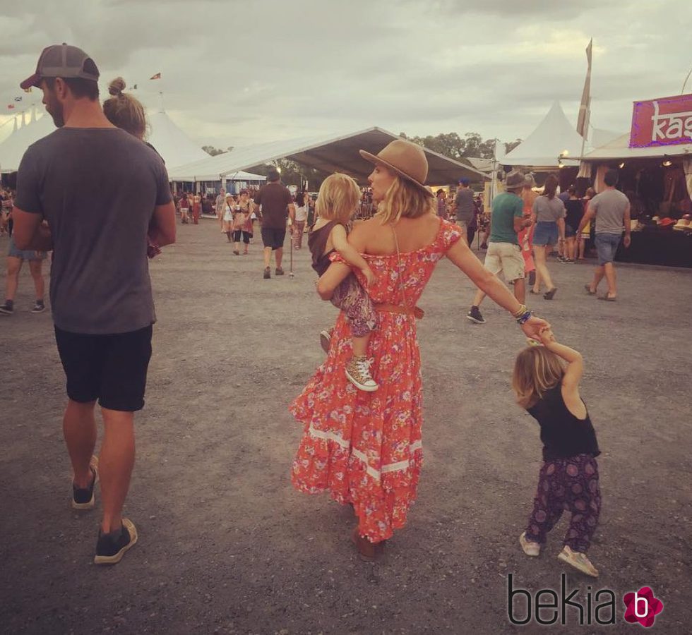 Elsa Pataky y Chris Hemsworth con sus hijos en el Byron Bay Bluesfest