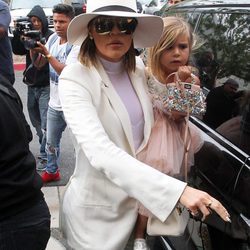 Khloe Kardashian y Penelope Disick en la Misa de Pascua 2016