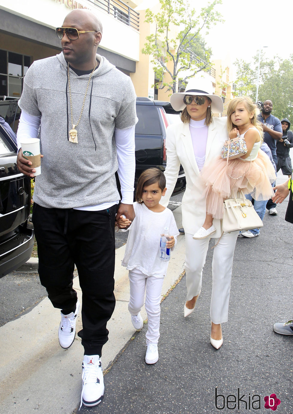 Lamar Odom y Khloe Kardashian con Mason y Penelope Disick en la Misa de Pascua 2016