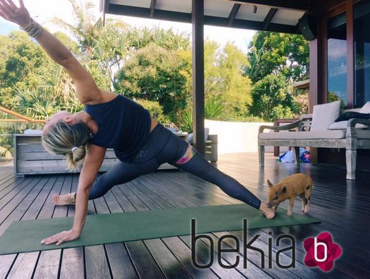 Elsa Pataky haciendo yoga con su cerdita Tina
