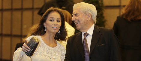 Mario Vargas Llosa, muy enamorado de Isabel Preysler en su 80 cumpleaños