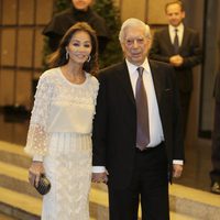 Mario Vargas Llosa con Isabel Preysler en su 80 cumpleaños