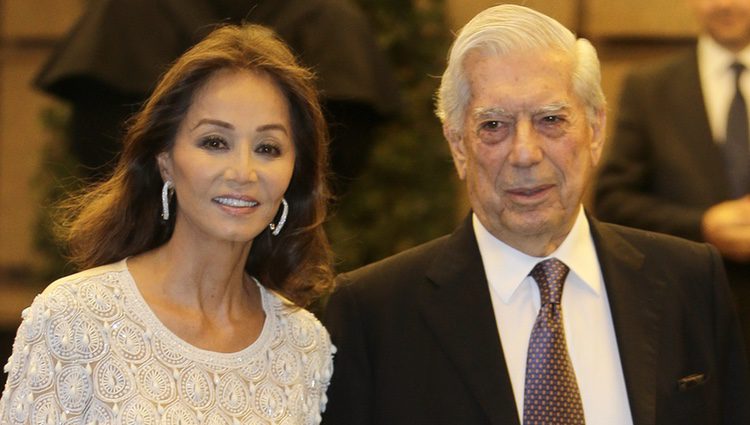 Mario Vargas Llosa con Isabel Preysler en su 80 cumpleaños