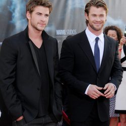 Liam y Chris Hemsworth durante la premier de 'Thor' en Los Ángeles