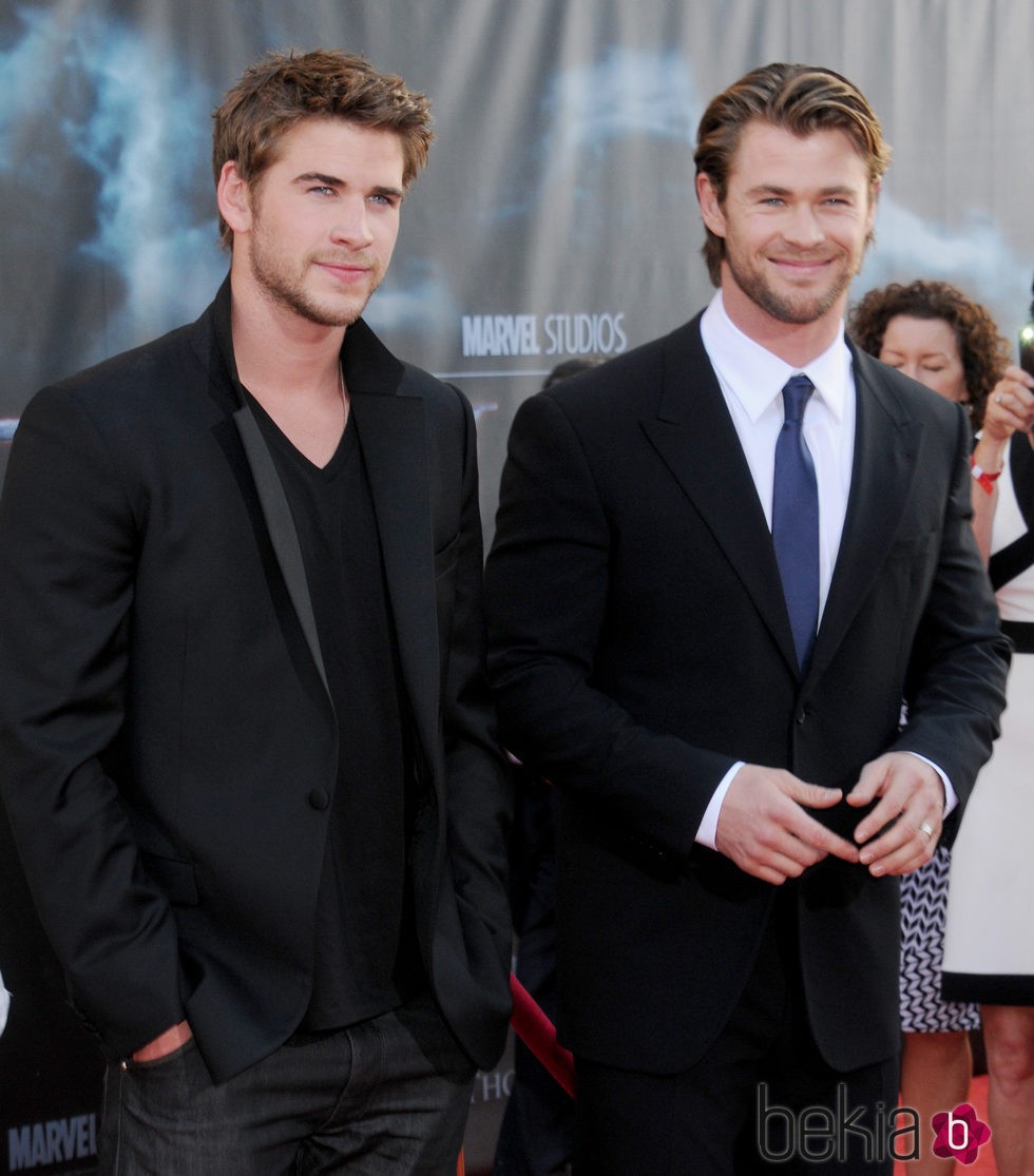 Liam y Chris Hemsworth durante la premier de 'Thor' en Los Ángeles