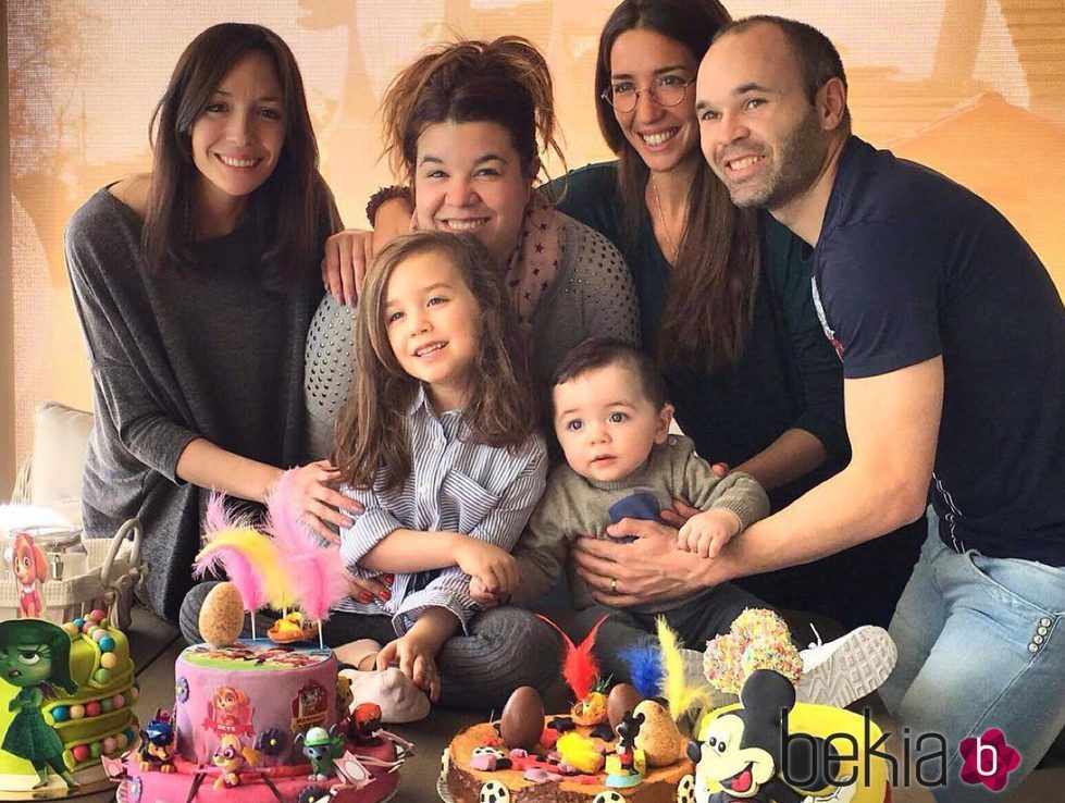 Andrés Iniesta y Anna Ortiz celebran la Pascua 2016 con sus hijos Valeria y Paolo Andrea