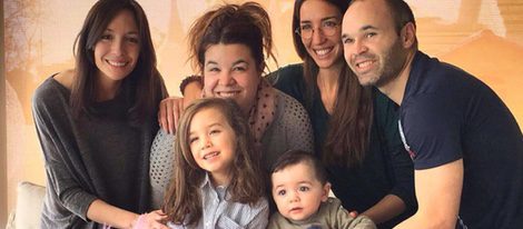 Andrés Iniesta y Anna Ortiz celebran la Pascua 2016 con sus hijos Valeria y Paolo Andrea