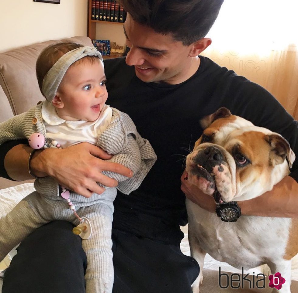 Marc Bartra celebra la Pascua 2016 con su hija Gala y su perra Nina