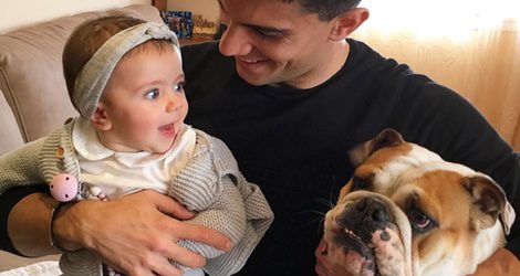 Marc Bartra celebra la Pascua 2016 con su hija Gala y su perra Nina