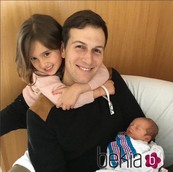 Jared Kuhsner posando feliz con sus dos hijos