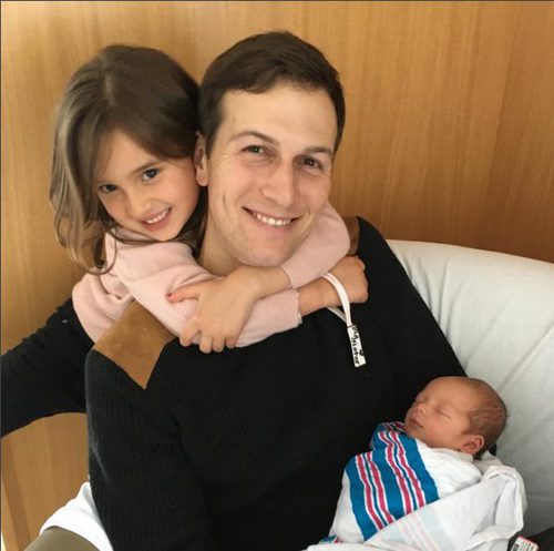Jared Kuhsner posando feliz con sus dos hijos