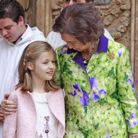 La Reina Sofía habla con la Princesa Leonor en la Misa de Pascua en Mallorca 2016