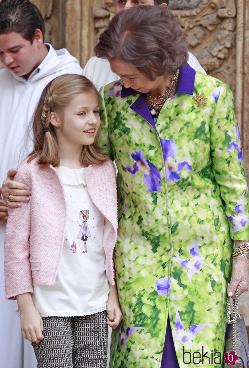 La Reina Sofía habla con la Princesa Leonor en la Misa de Pascua en Mallorca 2016