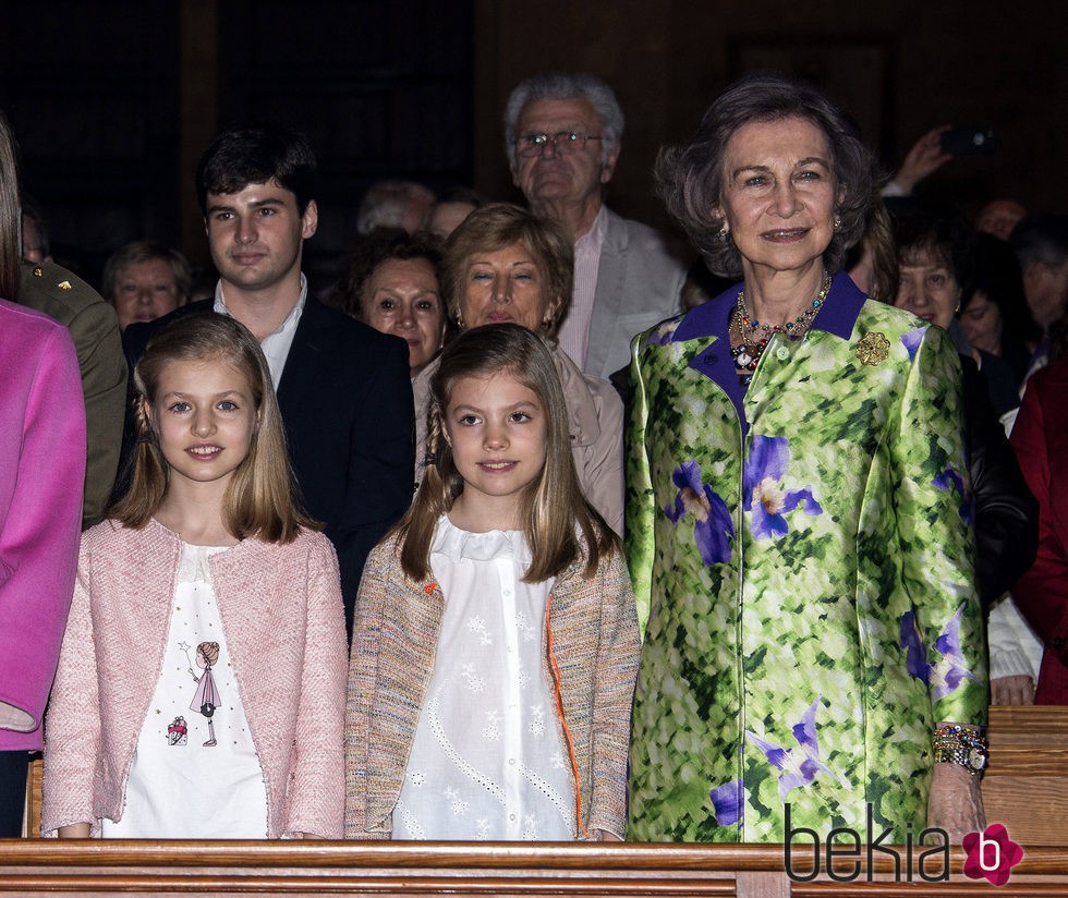 La Reina Sofía con la Princesa Leonor y la Infanta Sofía en la Misa de Pascua en Mallorca 2016