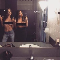 Kim Kardashian y Emily Ratajkowski posan sin camiseta