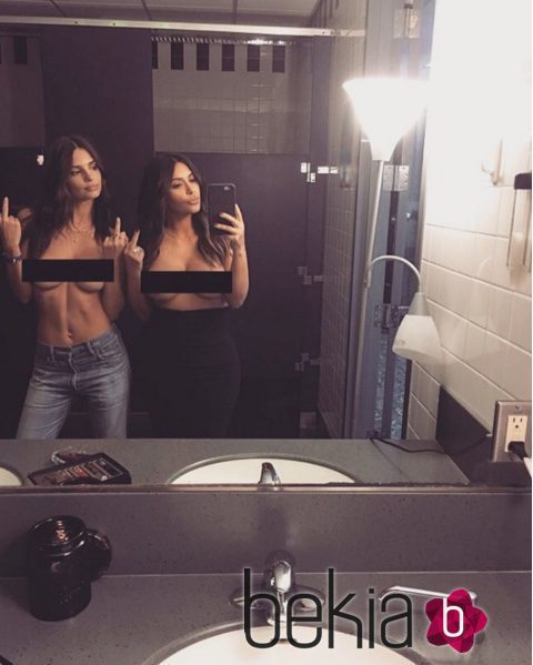 Kim Kardashian y Emily Ratajkowski posan sin camiseta