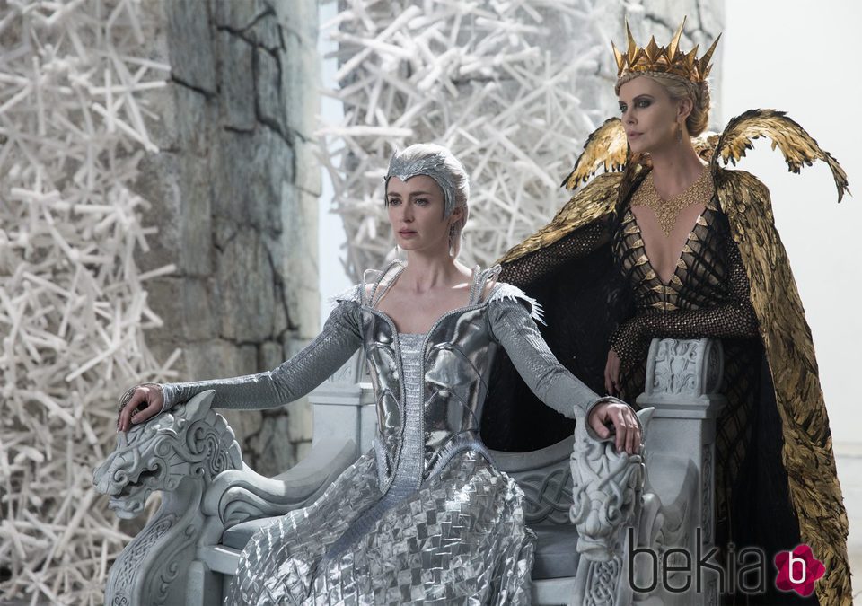 Emily Blunt y Charlize Theron en una escena de 'Las crónicas de Blancanieves: La leyenda del Cazador y la reina del hielo'