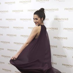 Michelle Calvó enseñando su vestido en un evento de Pronovias en Madrid