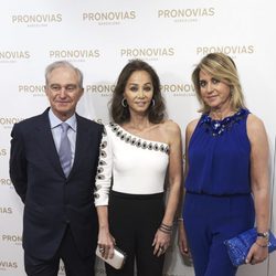 Alberto Palatchi, Isabel Preysler y Susana Gallardo en un evento de Pronovias en Madrid