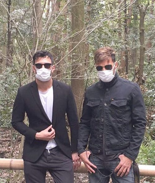 Ricky Martin y su novio Jwan Yosef con mascarillas en Tokyo, Japón