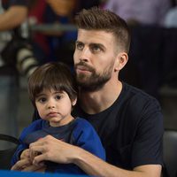 Gerard Piqué con su hijo Milan en un partido de baloncesto del Barça