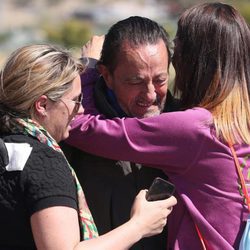 Julián Muñoz abrazando a sus hijas tras salir de la cárcel de Alhaurín de la Torre
