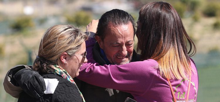 Julián Muñoz abrazando a sus hijas tras salir de la cárcel de Alhaurín de la Torre
