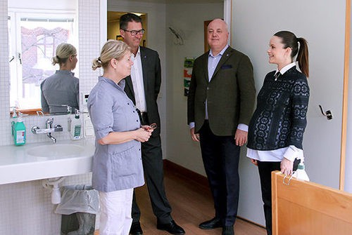 Sofia Hellqvist luce embarazo su visita al hospital de Sophiahemmet en Estocolmo