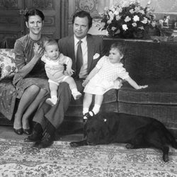 Carlos Gustavo y Silvia de Suecia con sus hijos Victoria y Carlos Felipe de Suecia en 1980