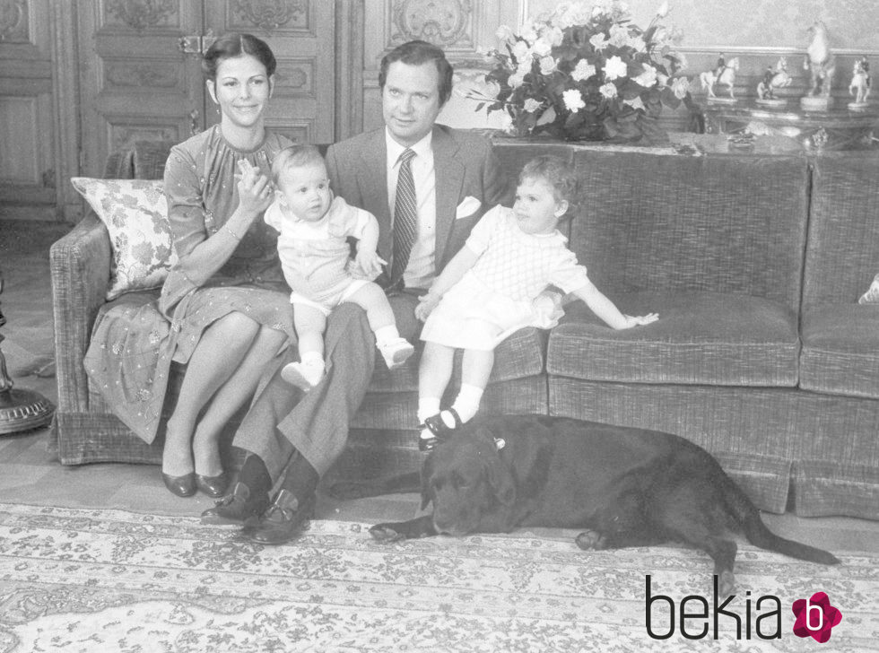 Carlos Gustavo y Silvia de Suecia con sus hijos Victoria y Carlos Felipe de Suecia en 1980