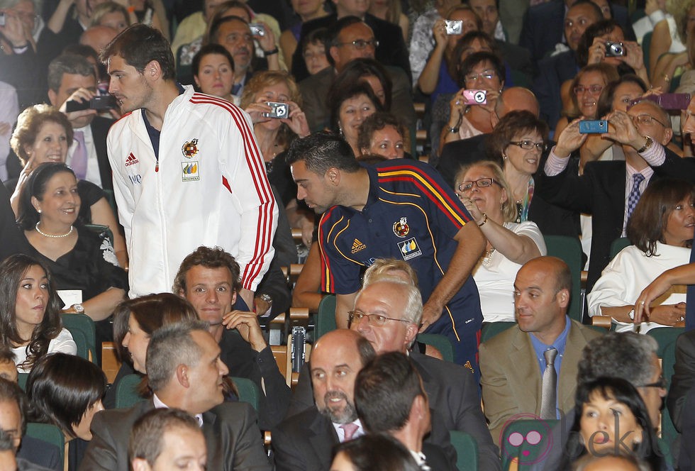 Iker Casillas y Xavi Hernández en la entrega de las distinciones al Mérito Deportivo 2011