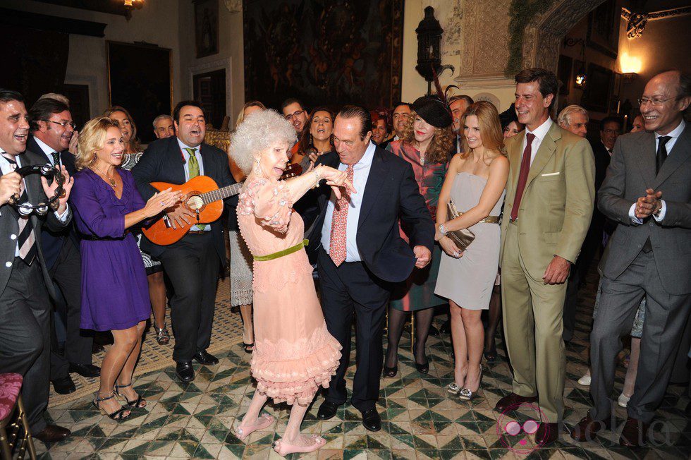 Cayetana de Alba baila con Curro Romero bajo la atenta mirada de los invitados