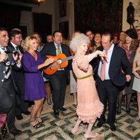 Cayetana de Alba baila con Curro Romero bajo la atenta mirada de los invitados