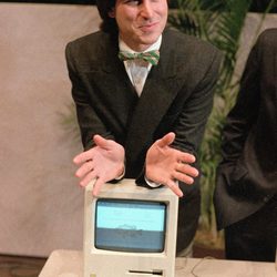 Steve Jobs con pajarita presenta uno de los primeros Macintosh