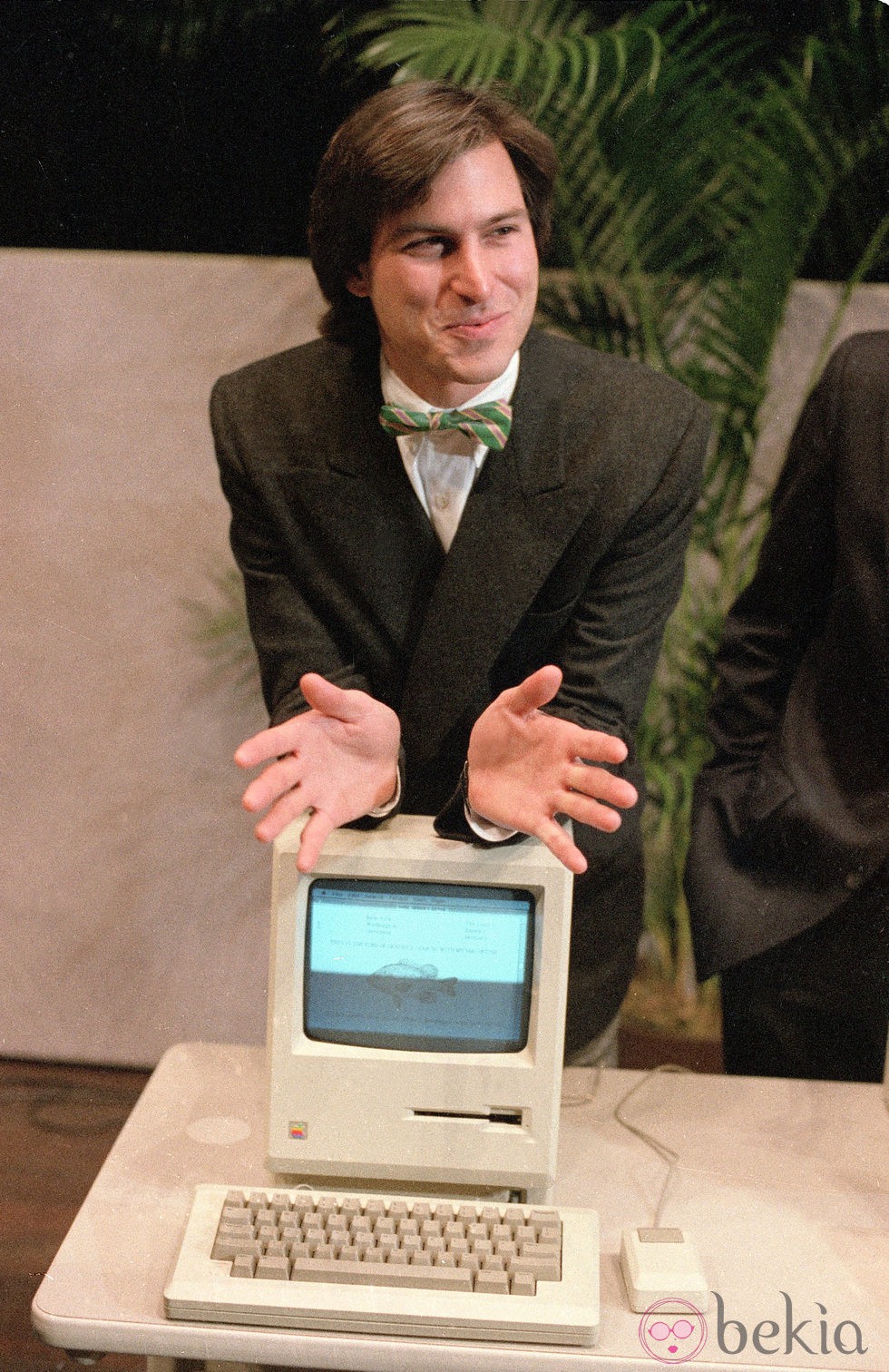 Steve Jobs con pajarita presenta uno de los primeros Macintosh