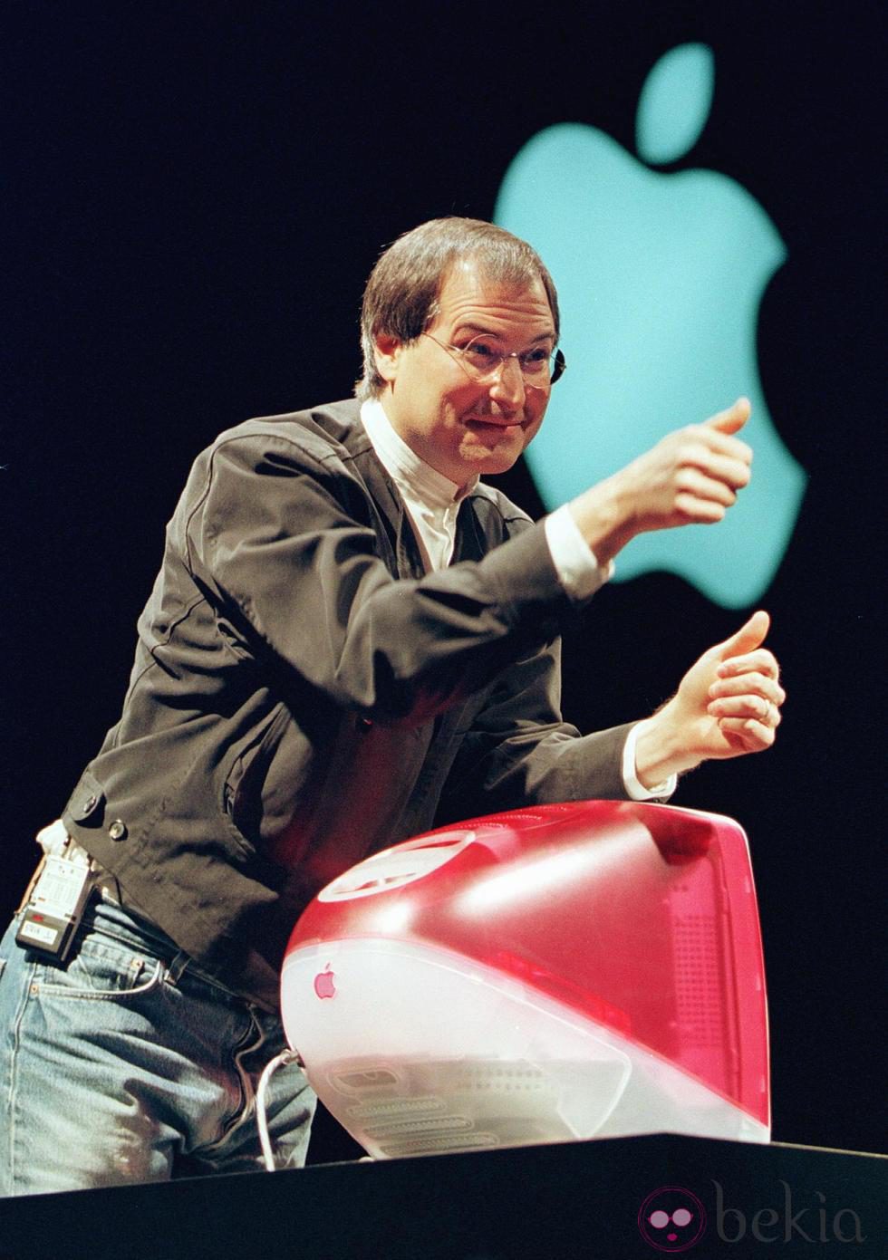 Steve Jobs presenta el eMac en 1999