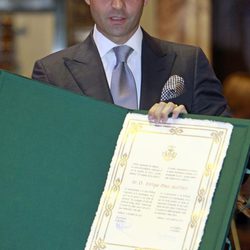 Enrique Ponce con su documento de hijo adoptivo de Valencia