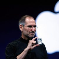 Steve Jobs con la gran manzana de Apple de fondo