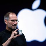 Steve Jobs con la gran manzana de Apple de fondo