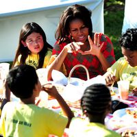 Michelle Obama charla mientra come con unos niños tras recoger la cosecha en la Casa Blanca