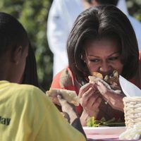 Michelle Obama come con satisfacción tras recoger la cosecha en la Casa Blanca