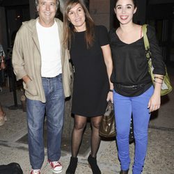 Joan Manuel Serrat, Candela Tiffon y Candela Serrat en el estreno de 'La alegría de vivir'