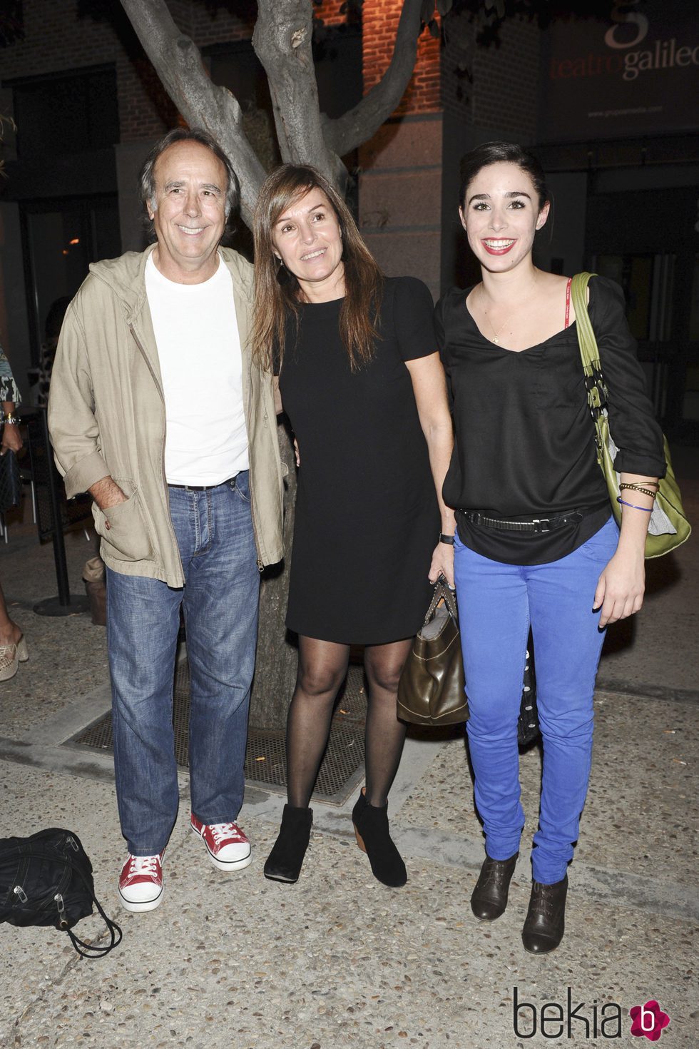 Joan Manuel Serrat, Candela Tiffon y Candela Serrat en el estreno de 'La alegría de vivir'