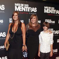 Loreto y Marta Valverde con su hijo Blas en el estreno del musical 'Más de 100 mentiras'