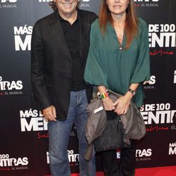 Joan Manuel Serrat y Candela Tiffon en el estreno del musical 'Más de 100 mentiras'
