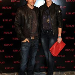 Manuel Martos y Amelina Bono en la inauguración de la tienda Replay de Barcelona