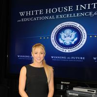 Shakira, Asesora de Obama para la Excelencia Educativa de los Hispanos